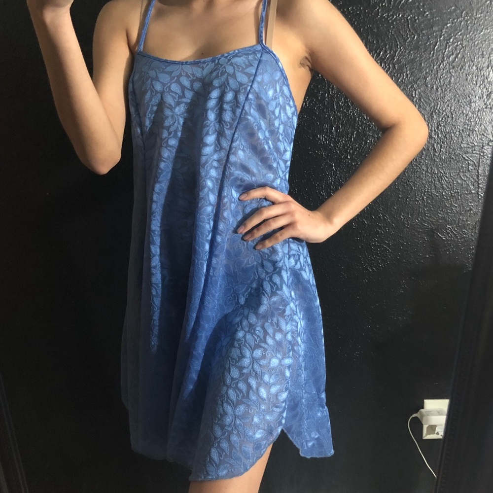 🌻SOLD🌻 Vintage // floral scalloped blue slip